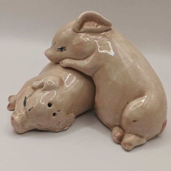 Rob Roy Cuddling Pigs Salt & Pepper Shakers Preowned Ceramic Chip On Rear Foot - Picture 1 of 8
